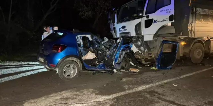 Kamyonla çarpışan otomobildeki 5 kişi hayatını kaybetti