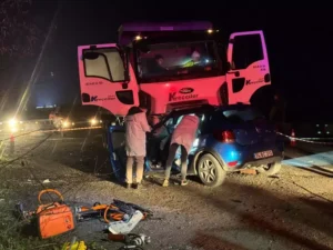 Kamyonla çarpışan otomobildeki 5 kişi hayatını kaybetti