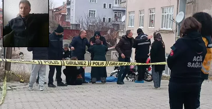 Annesiyle gönül ilişkisi olduğunu düşündüğü kişiyi öldürdü