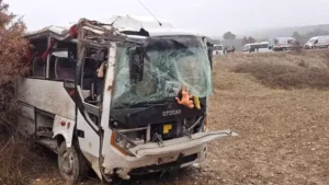 Kütahya‘da bor işletmesi işçilerini taşıyan servis otobüsünün yoldan çıkıp şarampole