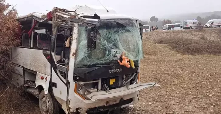 İşçi servisi şarampole devrildi; 1 ölü, 9 yaralı