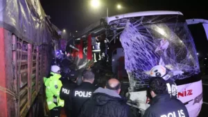 Yolcu otobüsü TIR'a çarptı; 1 ölü, 20 yaralı