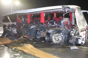 Denizli‘nin Sarayköy ilçesinde şehirlerarası yolcu taşıyan otobüsün TIR’a çarpması sonucu