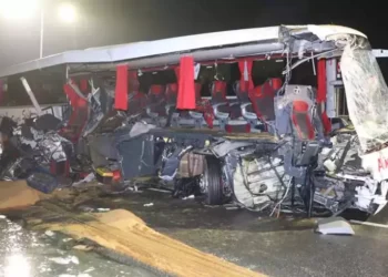 Yolcu otobüsü TIR'a çarptı; 1 ölü, 20 yaralı