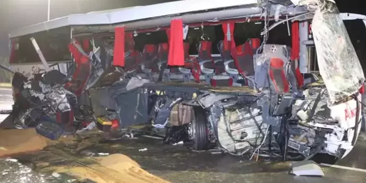 Yolcu otobüsü TIR'a çarptı; 1 ölü, 20 yaralı