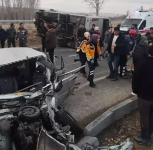 Nevşehir’in Ürgüp ilçesinde öğrencileri taşıyan servis midibüsü ile otomobilin çarpıştığı