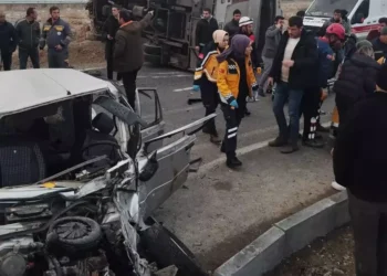 Öğrenci servis midibüsü ile otomobil çarpıştı: 29 yaralı