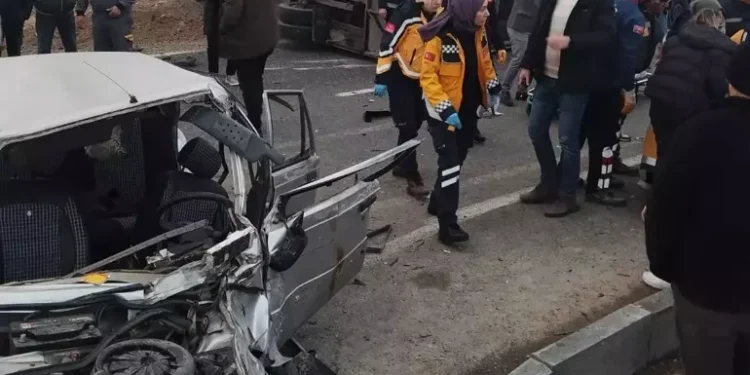 Öğrenci servis midibüsü ile otomobil çarpıştı: 29 yaralı