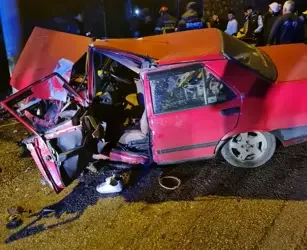 Ehliyetsiz gencin kullandığı otomobil, duvar ve direğe çarptı