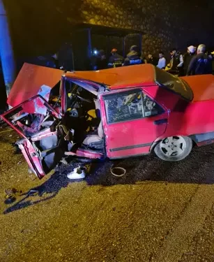 Ehliyetsiz gencin kullandığı otomobil, duvar ve direğe çarptı