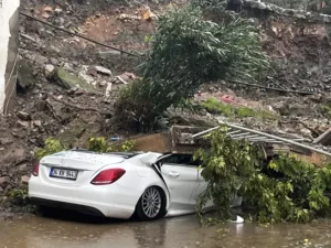 İstinat duvarı otomobilin üzerine çöktü