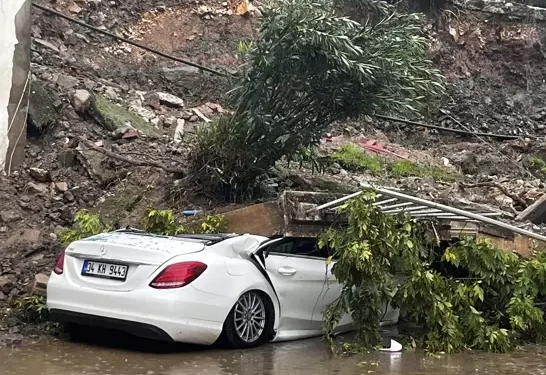 İstinat duvarı otomobilin üzerine çöktü