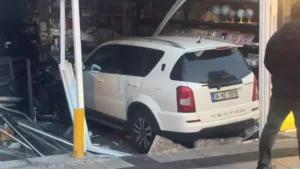 Başakşehir’de park etmeye çalıştığı aracıyla kırtasiyeye giren sürücü, iş yerinde hasara