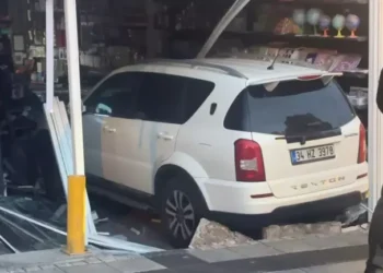 Park etmeye çalıştığı cip ile kırtasiyeye daldı