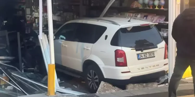 Park etmeye çalıştığı cip ile kırtasiyeye daldı