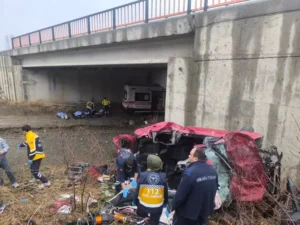 Ankara-Çankırı kara yolunda otomobilin şarampole yuvarlandığı kazada aynı aileden 5