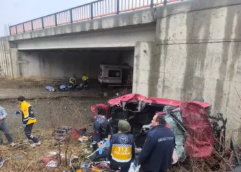 Otomobil şarampole yuvarlandı bir aile yok oldu