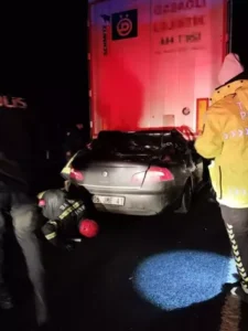 TIR'a arkadan çarpan otomobilin sürücüsü hayatını kaybetti