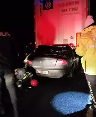 TIR'a arkadan çarpan otomobilin sürücüsü hayatını kaybetti