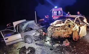 Eskişehir’in Seyitgazi ilçesinde iki otomobilin kafa kafaya çarpıştığı kazada 4