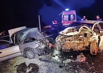 İki otomobil kafa kafaya çarpıştı; 4 ölü, 2 yaralı