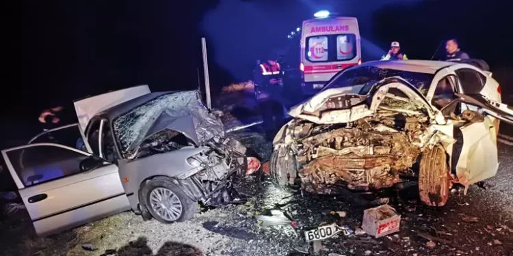 İki otomobil kafa kafaya çarpıştı; 4 ölü, 2 yaralı