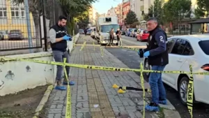 Lise öğrencisi okul önünde saldırıya uğradı
