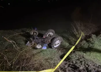 Devrilen traktörün altında kalan sürücü öldü