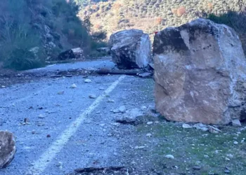 Aydın'da heyelan kara yolu çift yönlü trafiğe kapandı