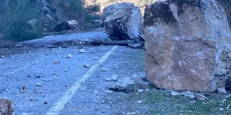 Aydın'da heyelan kara yolu çift yönlü trafiğe kapandı