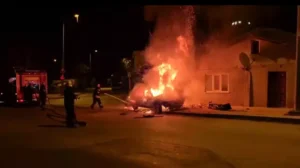 Edirne’de sürücüsünün kontrolünü yitirdiği otomobil evin duvarına çarparak alev aldı.