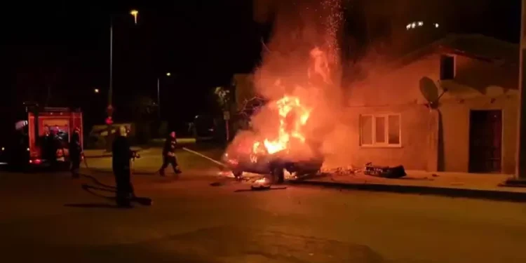 Edirne’de sürücüsünün kontrolünü yitirdiği otomobil evin duvarına çarparak alev aldı. İtfaiye görevlilerinin müdahalesiyle yangın söndürülürken, araçta yapılan incelemede 4 kişinin yaşamını yitirdiği belirlendi.