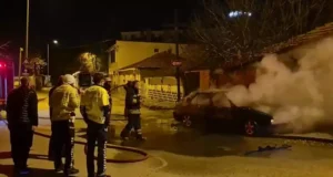 Edirne’de sürücüsünün kontrolünü yitirdiği otomobil evin duvarına çarparak alev aldı. İtfaiye görevlilerinin müdahalesiyle yangın söndürülürken, araçta yapılan incelemede 4 kişinin yaşamını yitirdiği belirlendi.