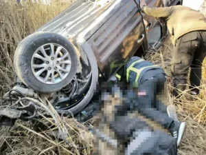 Ticari araç tarlaya uçtu amca öldü, yeğeni yaralandı