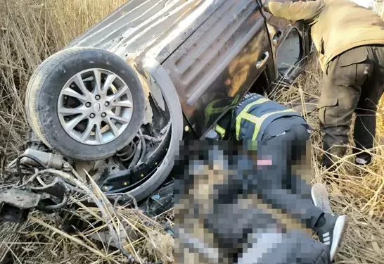 Ticari araç tarlaya uçtu amca öldü, yeğeni yaralandı