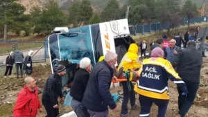 Yolcu otobüsü devrildi; yaralılar var