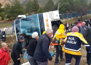Yolcu otobüsü devrildi; yaralılar var