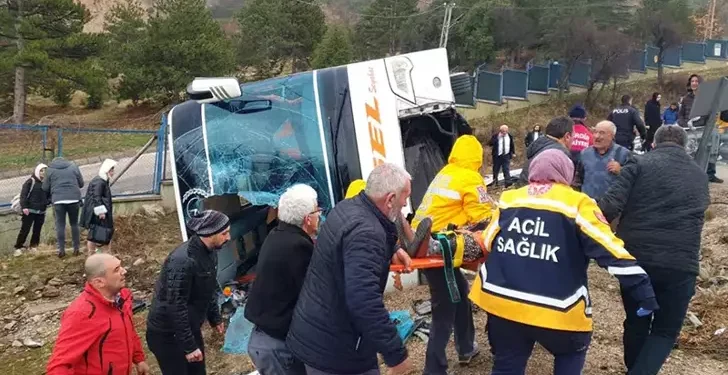 Yolcu otobüsü devrildi; yaralılar var