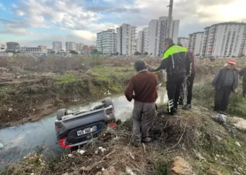 Dereye uçan otomobilden burnu kanamadan çıktı