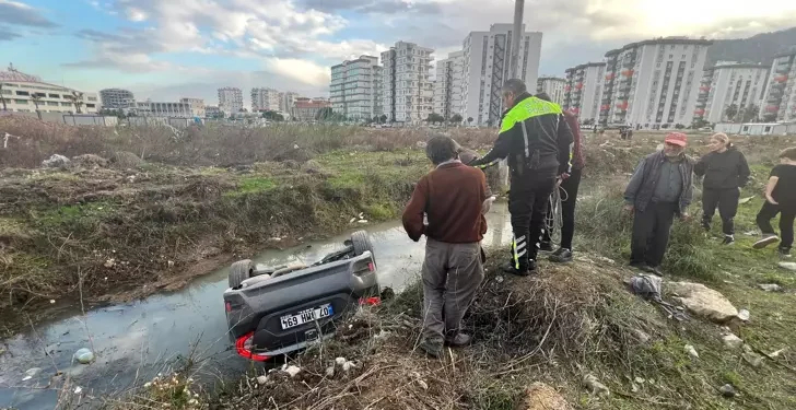 Dereye uçan otomobilden burnu kanamadan çıktı