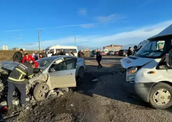 Öğrenci servisiyle otomobil çarpıştı: 13 yaralı