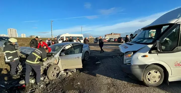 Öğrenci servisiyle otomobil çarpıştı: 13 yaralı