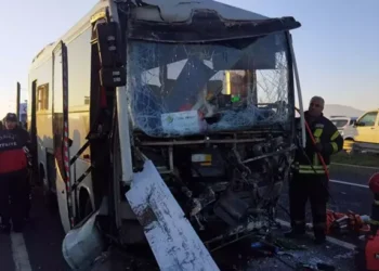 Servis midibüsü ile TIR çarpıştı: 22 işçi yaralı