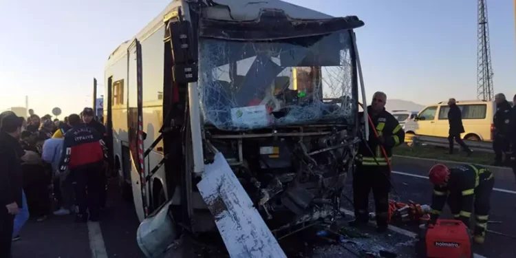 Servis midibüsü ile TIR çarpıştı: 22 işçi yaralı
