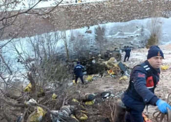 Uçuruma yuvarlanan kamyonun şoförü öldü