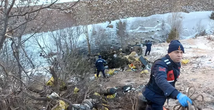 Uçuruma yuvarlanan kamyonun şoförü öldü