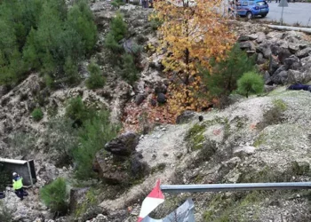Yoldan çıkan kamyonet 25 metre yuvarlandı