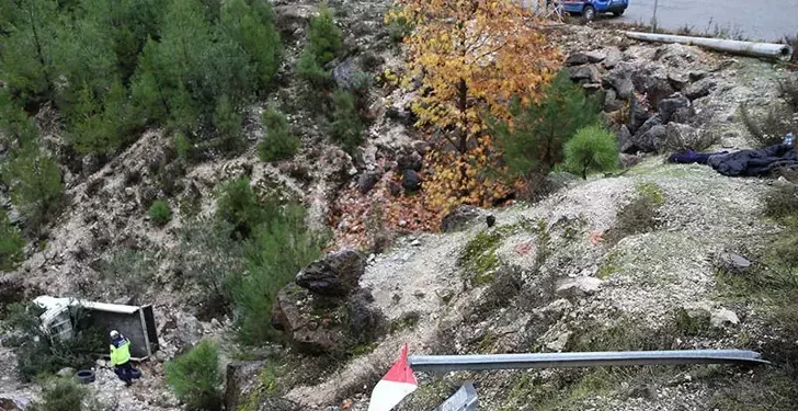 Yoldan çıkan kamyonet 25 metre yuvarlandı