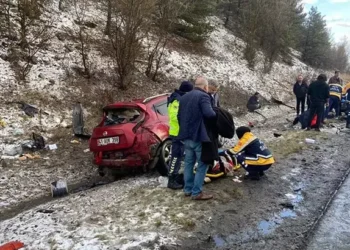 Otoyolda iki otomobil çarpıştı: 1 ölü, 3 yaralı