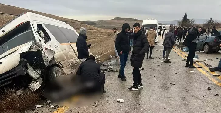 Servis aracı ile otomobil çarpıştı; 1 ölü, 10 yaralı